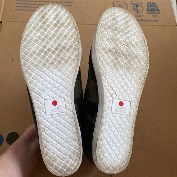 Blondo Waterproof Camouflage Zip-up Sneakers - Picture 5 of 6